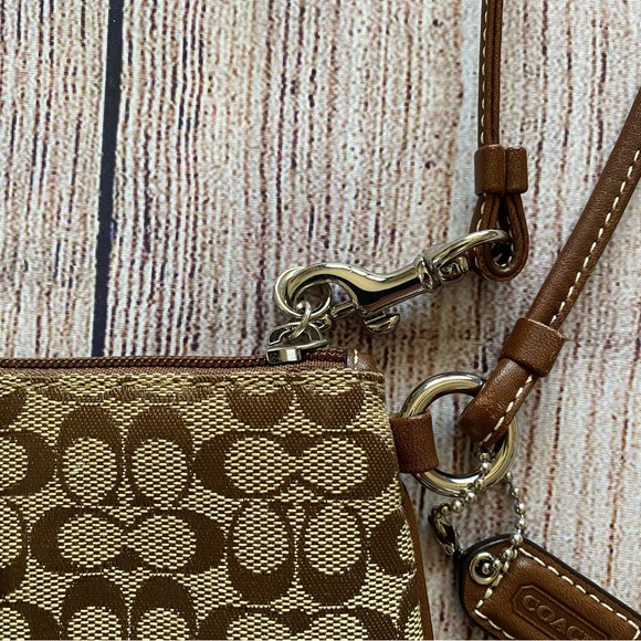 Coach Signature C Pattern Jacquard Canvas Clutch Wristlet - Picture 4 of 9